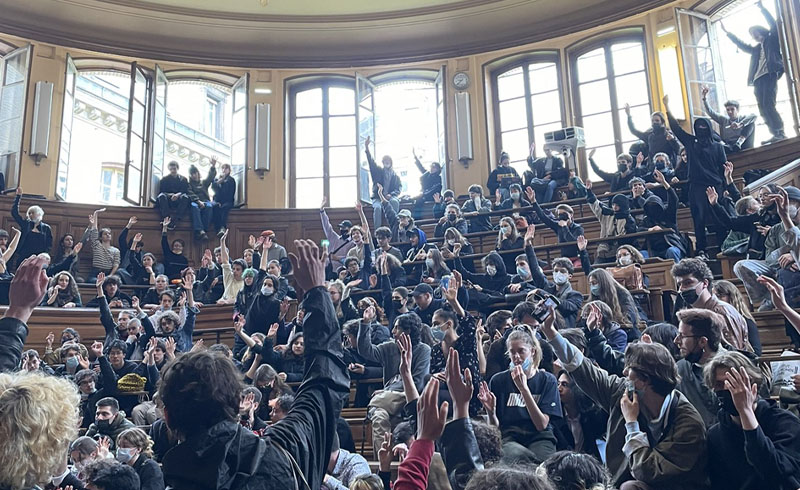 دانشگاه سوربن فرانسه در اشغال دانشجویان با شعار "نه مکرون، نه لوپن" -  Tamadon.TV